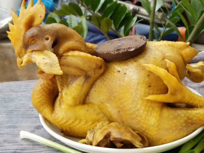 Cách luộc gà cúng ông Công ông Táo vàng ươm, không nứt toác, buộc dáng đẹp cực dễ, vụng mấy cũng làm được - 3