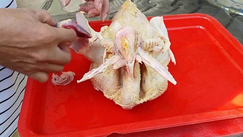 Cách luộc gà cúng ông Công ông Táo vàng ươm, không nứt toác, buộc dáng đẹp cực dễ, vụng mấy cũng làm được - 1
