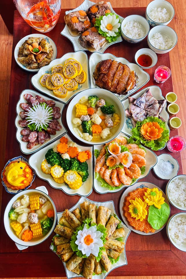 Mâm cỗ cúng ông Công ông Táo này gồm các món: Giò xào - Khâu nhục - Củ quả luộc - Lạp sườn - Trứng hấp vân - Tôm hấp nước dừa - Nem rán - Xôi gấc - Canh củ quả - Chè con ong (Ảnh: Phạm Thu Huyền)