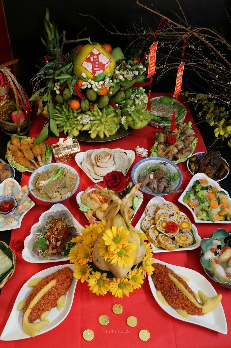 Mâm cỗ cúng Táo quân này gồm các món: Xôi cá chép, gà luộc, giò hoa, canh măng, nộm bò khô, thạch cá chép, chim bồ câu nấu miến, gỏi cuốn, ánh chưng, rau xào thập cẩm (Ảnh: Thu Hương).