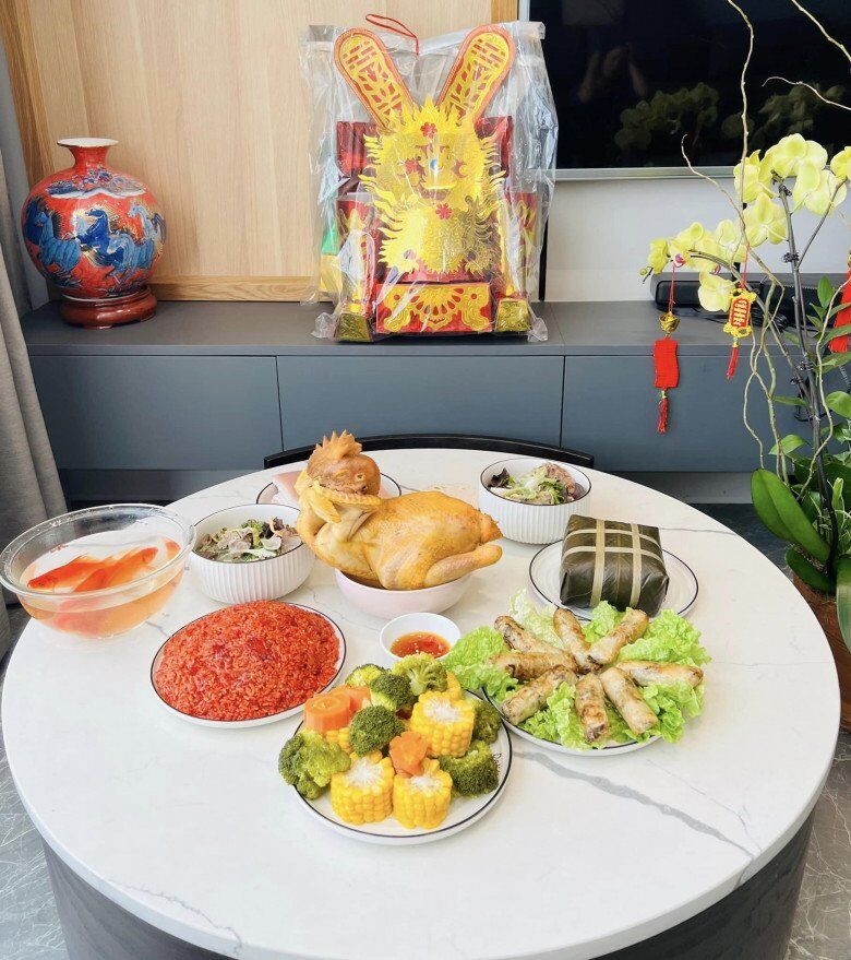 Chuyên gia phong thủy Phạm Cương cho biết, nếu gia đình có ban thờ Táo quân riêng (thường đặt gần khu vực bếp) thì tiến hành thắp hương tại đây (Ảnh: Hòa Bùi).