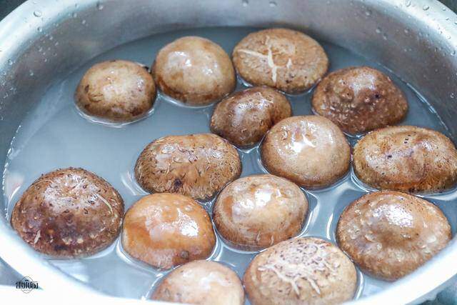 Chỉ rửa nấm hương với nước bẩn như chưa rửa, nhớ làm thế này nấm sạch bong tha hồ nấu Tết - 2