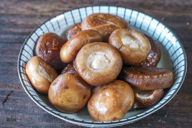 Chỉ rửa nấm hương với nước bẩn như chưa rửa, nhớ làm thế này nấm sạch bong tha hồ nấu Tết - 3