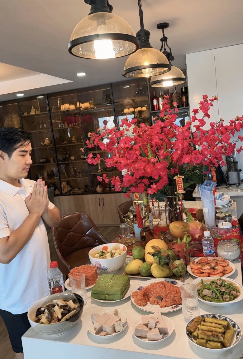 Quý ông độc thân đắt show của Vbiz - MC Nguyên Khang tự tay chuẩn bị mâm cỗ rất trang trọng với gần chục món ngon, nào xôi gấc, bánh trưng, chả giò, giò lụa, canh và món xào rất đủ đầy...