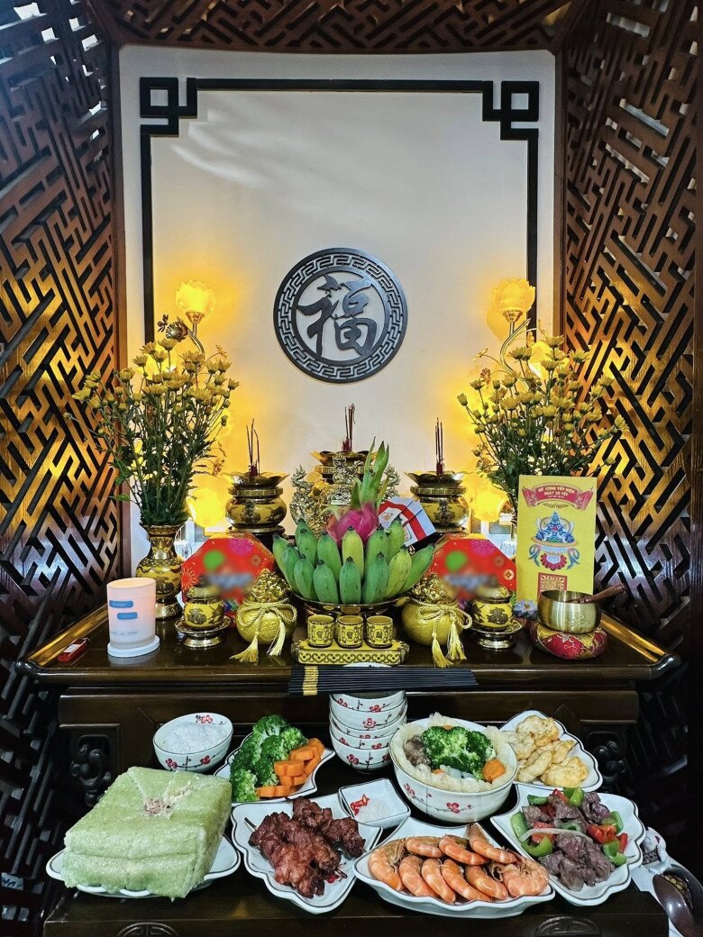 Siêu mẫu 3 con Hạ Vy gây bất ngờ với khả năng nấu nướng đảm đang qua lời kể đầy tự hào của ông xã. Mâm cỗ đầy đặn với những món ăn dân dã nhưng được bày biện rất chuyên nghiệp.