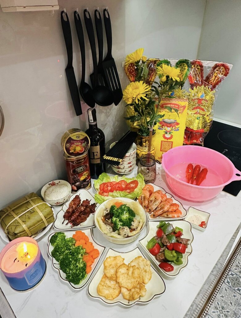 Ông xã Hạ Vy khen: Nay có bàn tay của Kều vào bếp nhìn khác ngay. Ban thờ lúc nào cũng sạch sẽ, ấm cúng, hương thơm, hoa tươi. Kều lúc nào cũng gọn gàng, chỉn chu lắm.