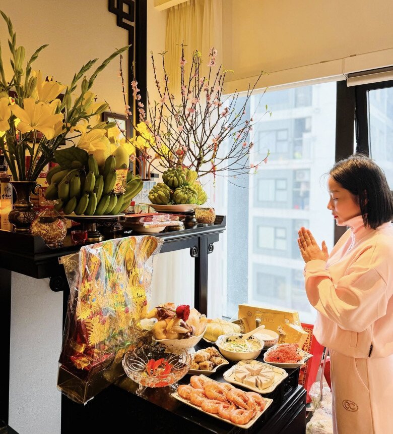 Dù trải qua một năm mất mát và có nhiều cảm xúc khi đứng trước ban thờ nhưng Minh Hương Nhật ký Vàng Anh vẫn chu toàn, chuẩn bị cỗ cúng rất nhiều món.