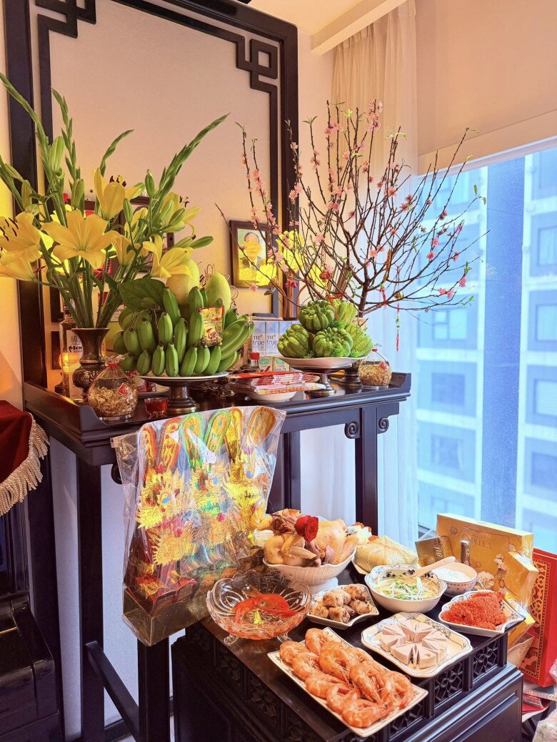 Cô tâm sự: Nhà vẫn có hương, có hoa, có mâm cơm quen thuộc, nhưng lòng người thì không còn nguyên vẹn như những năm trước…