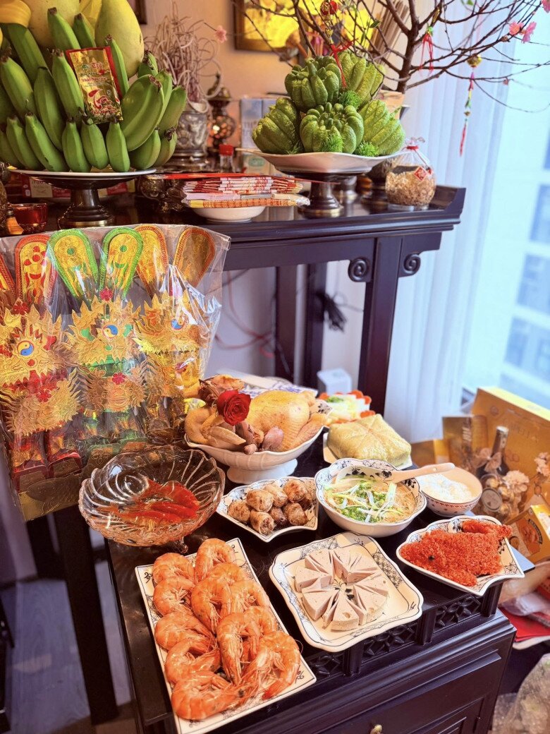 Nàng BTV kiêm Đại úy công an thể hiện tài nội trợ với mâm cỗ hài hòa về màu sắc, từ màu xanh của bánh chưng, hành lá đến sắc vàng của gà luộc, nem rán, màu cam của xôi gấc, tôm chiên... Cách bài trí của cô vô cùng đẹp mắt, thanh tao.