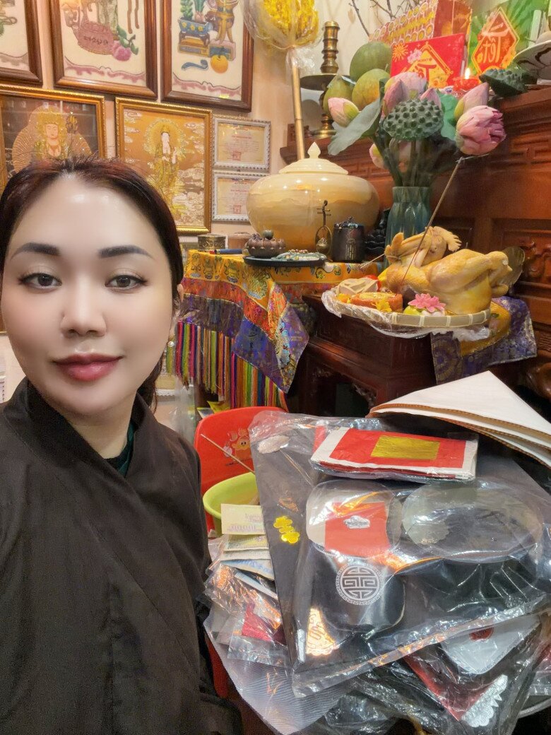 Mâm cỗ của mẹ 3 con Minh Nguyệt đơn giản nhưng chỉn chu với tâm điểm là con gà luộc buộc cánh tiên, giò lụa và đĩa xôi gấc, đúng phong cách truyền thống Bắc Bộ.