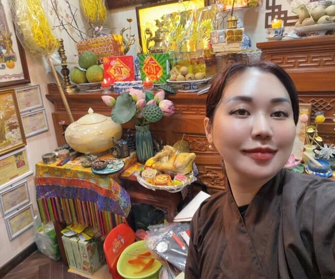 Vợ NSND Tự Long sửa soạn hương hoa lễ vật cầu mong giữ bếp ấm, giữ nhà yên. Bên cạnh cỗ cúng, cá chép, cô còn bài trí hoa quả, trang trí ban thờ đẹp mắt.