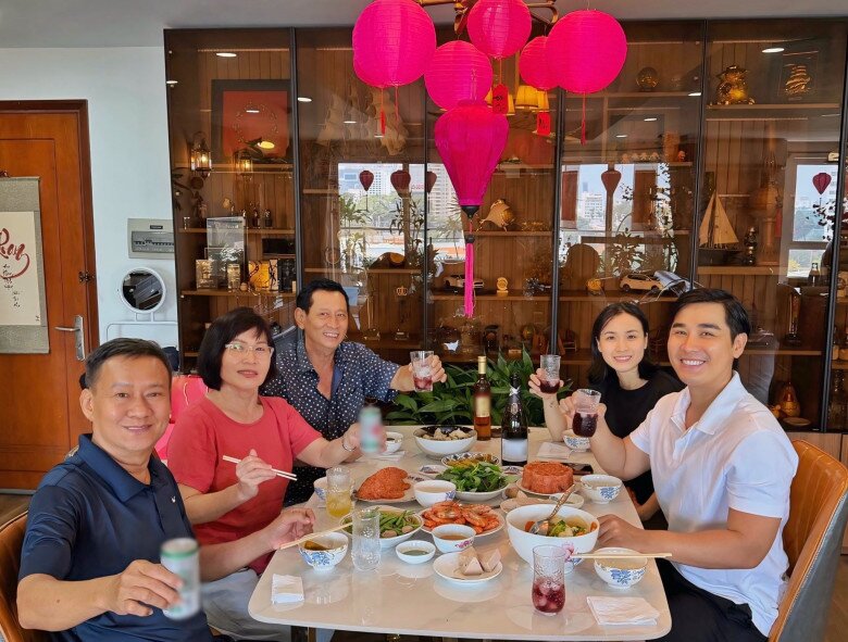 Gia đình nam MC tụ họp bên mâm cỗ vừa truyền thống vừa hiện đại. Anh bày tỏ: Mâm cỗ tiễn ông Táo về trời. Gia đình có dịp quây quần hàn huyên.