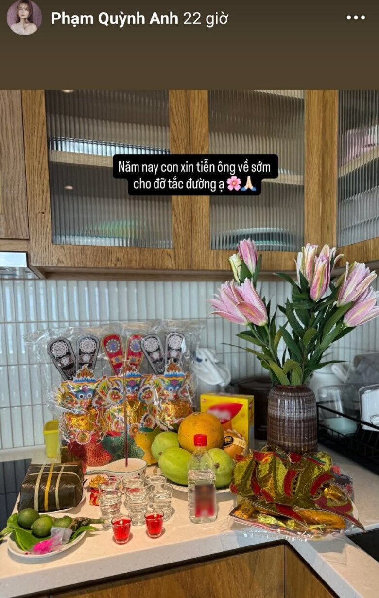 Nữ ca sĩ Phạm Quỳnh Anh chọn phong cách giản dị, ấm cúng với lễ vật cúng trong gian bếp. Cô dí dỏm bày tỏ: Năm nay con xin cúng ông về sớm cho đỡ tắc đường ạ.