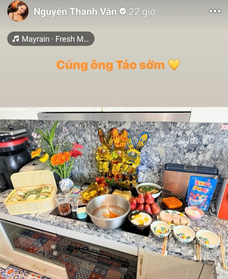 Mẹ bỉm sữa Vân Hugo khoe mâm cỗ hiện đại, gọn gàng được cúng trong gian bếp, vẫn đảm bảo đầy đủ các lễ vật truyền thống cho ngày Tết ông Táo.