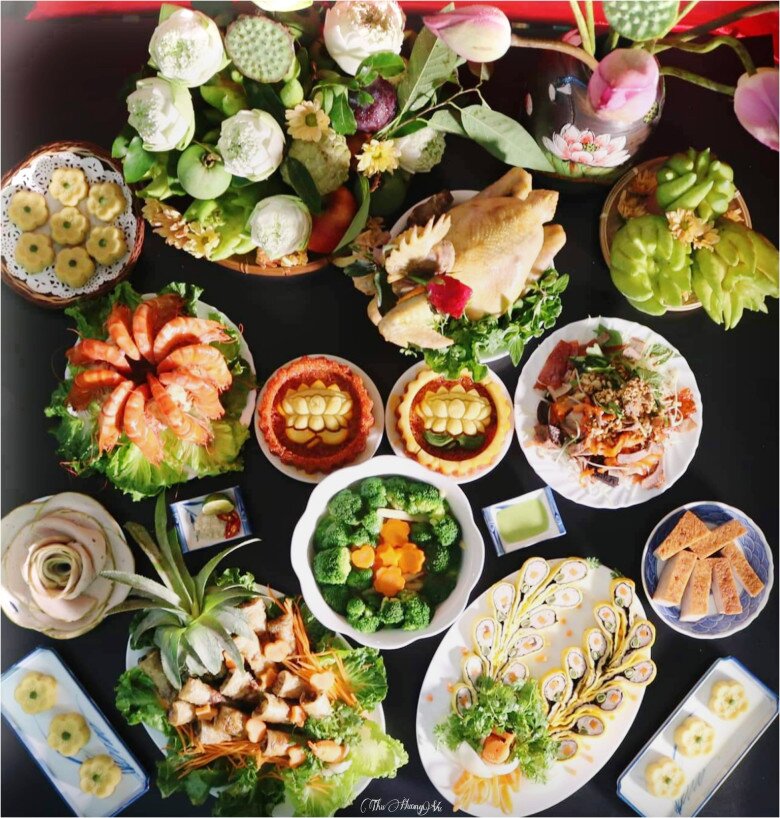 Không khí ấm cúng, trang nghiêm bên mâm cỗ cúng Tất niên giúp gắn kết tình thân và tạo nên dấu ấn thiêng liêng của ngày cuối năm (Ảnh Vũ Thu Hương)