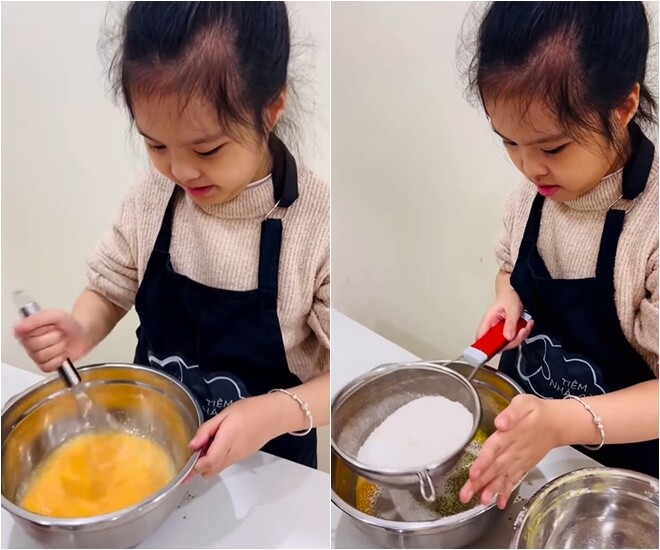 Sau khi có hỗn hợp lòng đỏ, cô bé dùng phới lồng đánh tan đều rồi tỉ mỉ rây bột mì để đảm bảo cốt bánh được mịn màng, không vón cục.