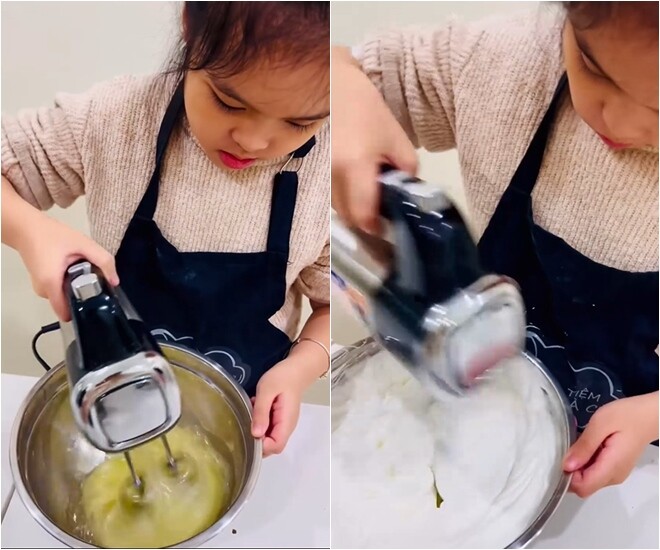Công đoạn quan trọng nhất của bánh bông lan: Bé Gà sử dụng máy đánh trứng cầm tay để đánh bông lòng trắng trứng cho đến khi đạt độ cứng vừa ý.