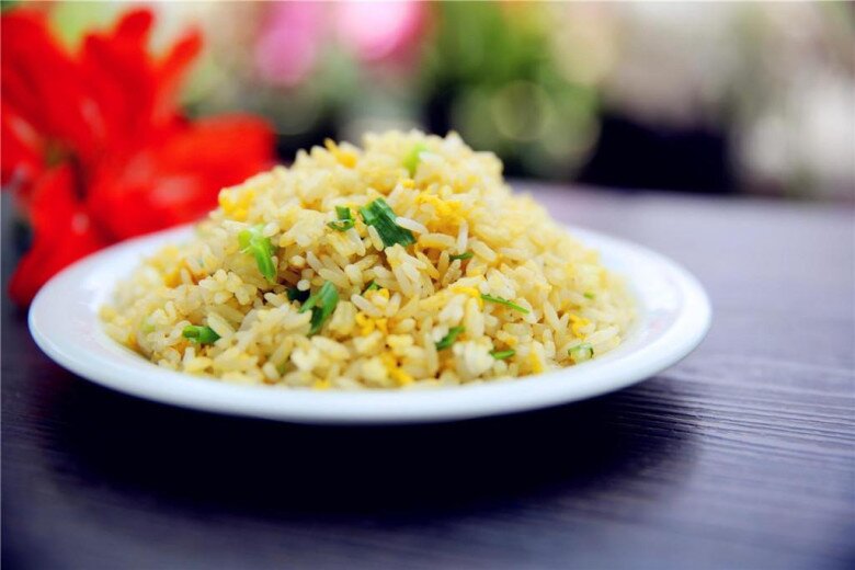 Cơm nguội thừa sau Tết đem rang trứng, cho cơm hay trứng vào chảo trước, nếu làm sai ăn không giòn ngon, màu xấu - 1