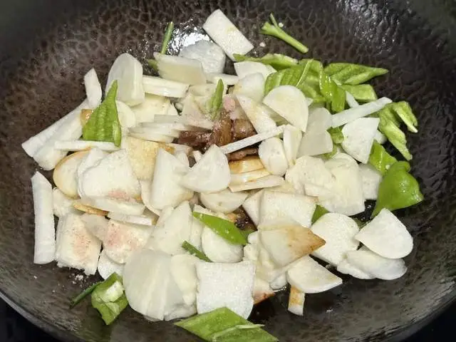 Củ này có hàm lượng vitamin C cao hơn khoai tây và khoai lang lại rẻ như cho, xào với thịt cực giòn ngon lạ miệng - 3