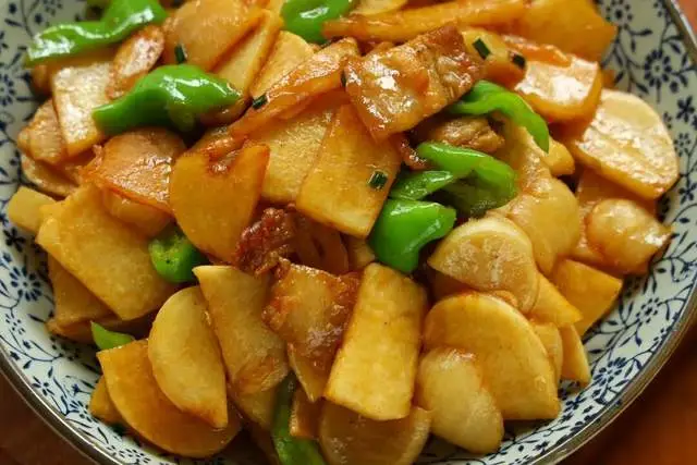 Củ này có hàm lượng vitamin C cao hơn khoai tây và khoai lang lại rẻ như cho, xào với thịt cực giòn ngon lạ miệng - 5