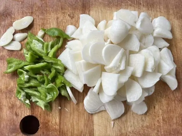 Củ này có hàm lượng vitamin C cao hơn khoai tây và khoai lang lại rẻ như cho, xào với thịt cực giòn ngon lạ miệng - 2