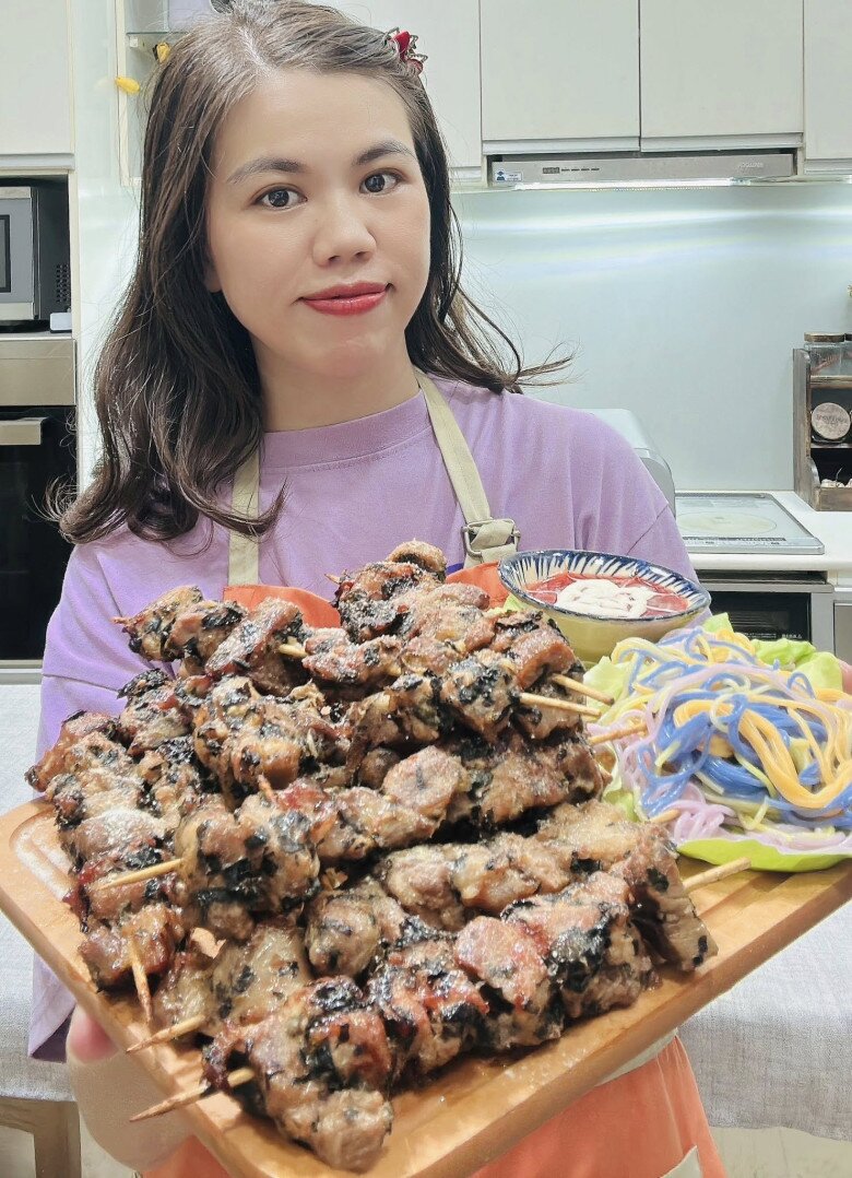 Chị Thanh Huệ chia sẻ cách làm món thịt xiên rang muối lá lốt cực hấp dẫn.