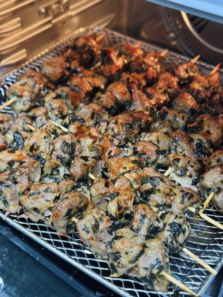 Cuối tuần đổi món với thịt xiên que rang muối lá lốt, lạ miệng mà ngon, ăn cực cuốn - 7