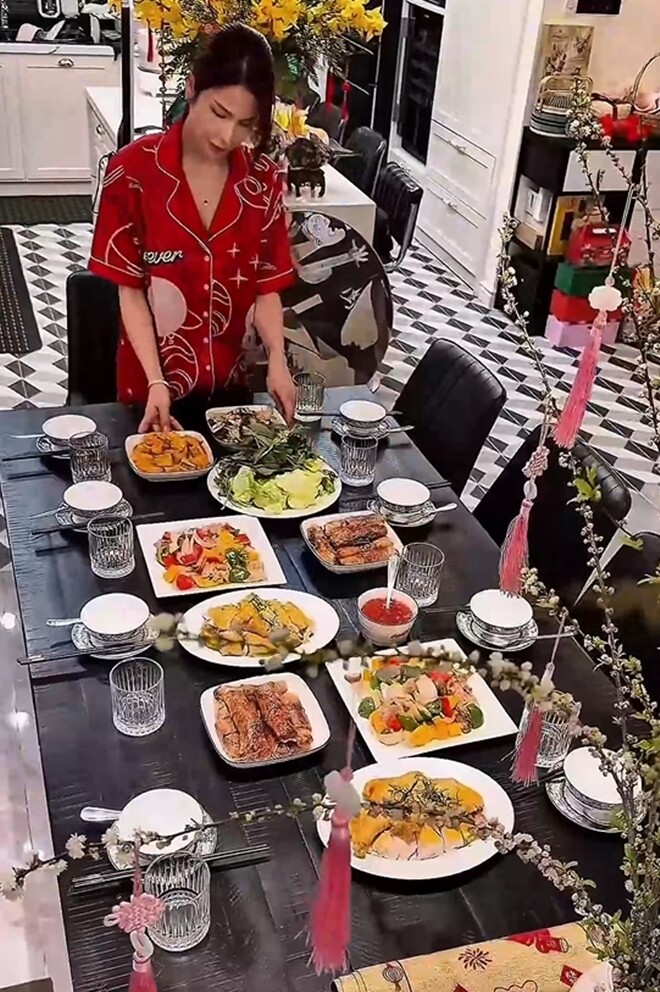Mâm cơm được cô bày biện đâu ra đấy, trông rất ngon mắt. Nhiều người nhận xét: Bả cứ tự nhiên không cầu kỳ hoa mỹ gì hết mà ra nói nó cuốn, Gái giỏi kiếm tiền còn đảm bếp núc, nhìn cách chặt gà là biết nữ công gia chánh giỏi, Đây là dao thớt chưa chuẩn đấy. Dao thớt chuẩn thì chặt mượt nữa...