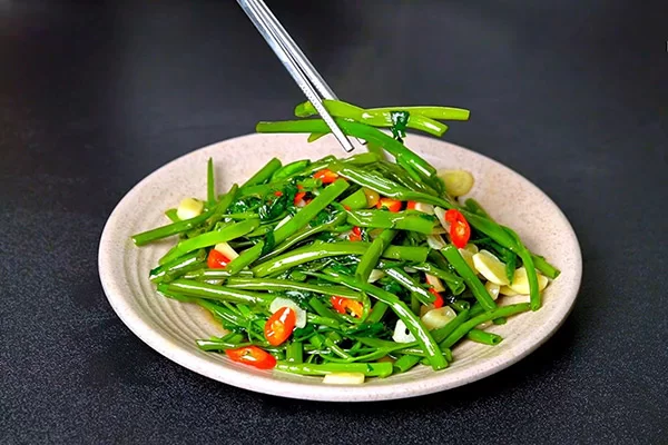 Dù xào rau gì, đừng cho ngay vào chảo, nhớ những bước này rau giòn ngọt, xanh mướt mắt - 2