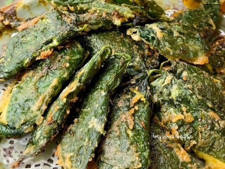 Bếp Eva - Loại rau dân dã mọc đầy bờ rào, là vị thuốc quý, hương vị thơm lạ, ấm nồng, mang gói chả cá cực thơm