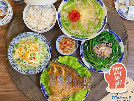 Bếp Eva - Bữa cơm tối khoảng 120 nghìn đồng: Cá rán vàng giòn, canh đặc sản mà ngon rẻ