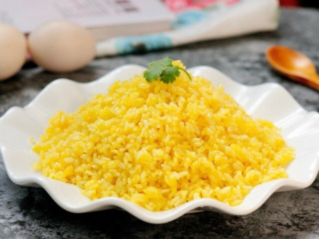 Bếp Eva - Cơm nguội thừa sau Tết đem rang trứng, cho cơm hay trứng vào chảo trước, nếu làm sai ăn không giòn ngon, màu xấu