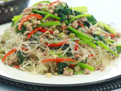 Bếp Eva - Xào miến hay bị dính bết vào nhau, đầu bếp nhắc nhớ làm 3 mẹo này, miến luôn tơi, ngon ăn rất đã