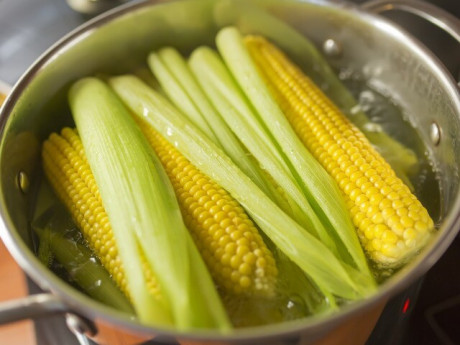 Luộc ngô chỉ cho mỗi nước thật thiếu sót, thêm 2 thứ nữa ngô mềm dẻo, ngon ngọt, thơm hơn ngoài hàng