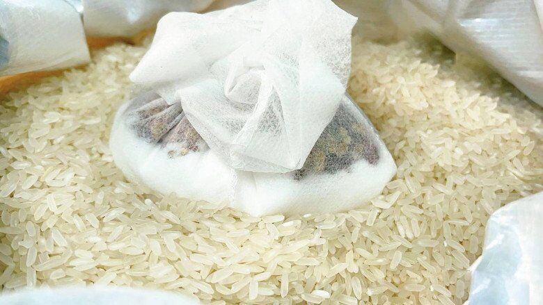 Gạo mua về hay bị mọt, nh&eacute;t g&oacute;i n&agrave;y v&agrave;o để cả năm gạo vẫn thơm ngon, trắng dẻo chẳng lo g&igrave; - 3