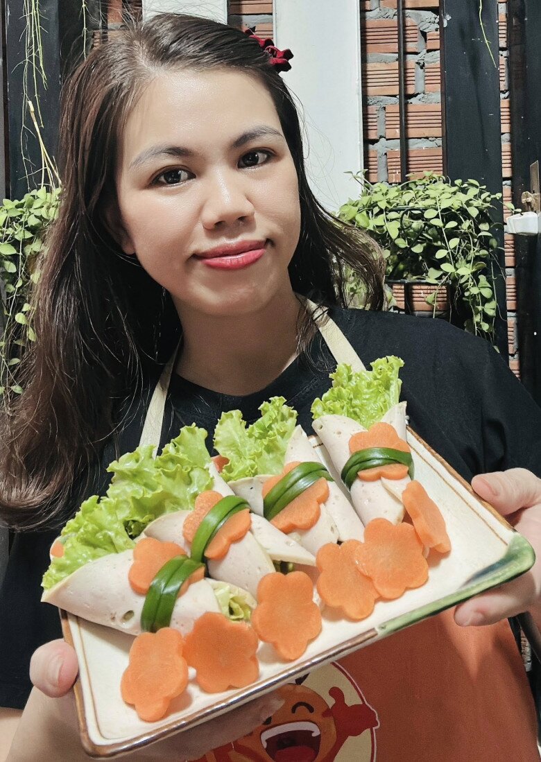 Giò lụa thừa nhiều sau Tết, mẹ đảm đem làm kiểu này cực thanh mát, chồng con ăn hết sạch - 1