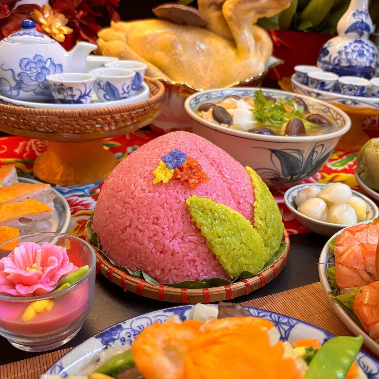 Món xôi trái đào được tạo hình đẹp mắt.