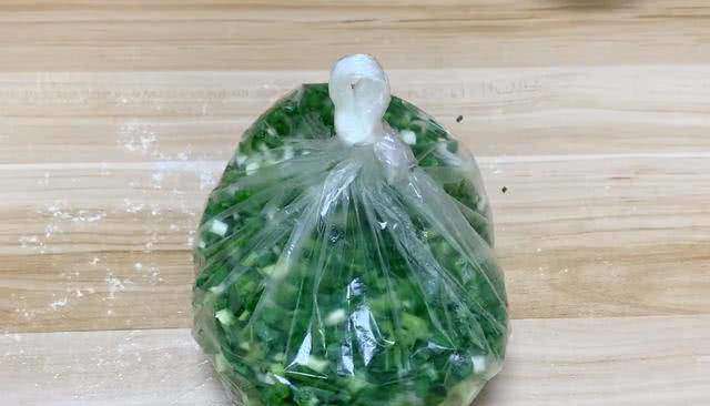 Hành lá mua nhiều ăn không hết, nhúng vào nước này rồi cất để vài tháng đến nửa năm vẫn tươi ngon - 3