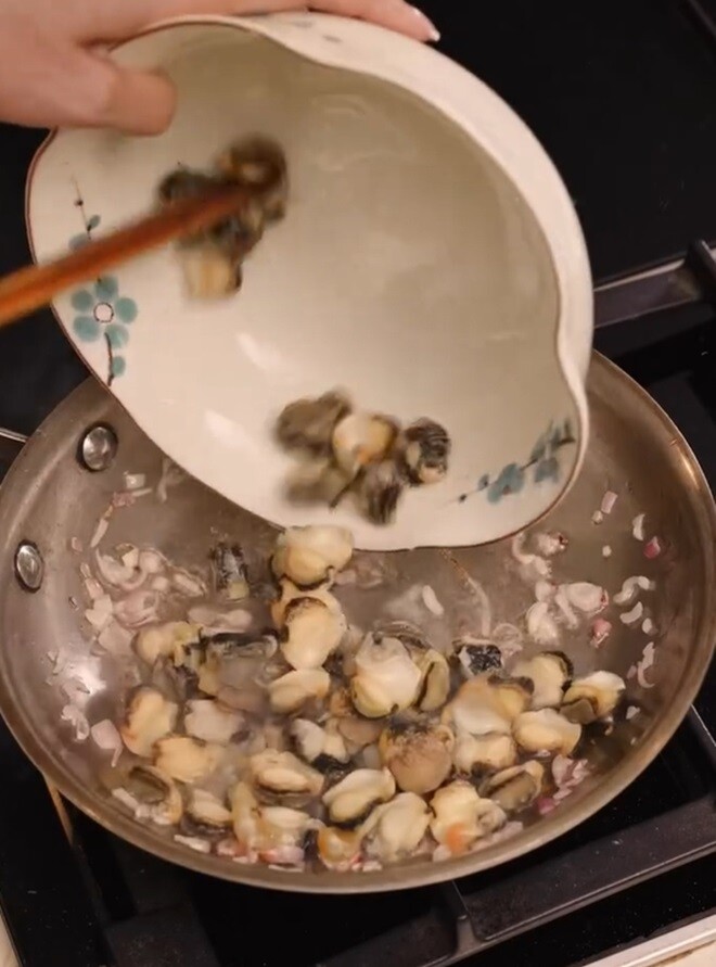 Hoa hậu Hà Kiều Anh làm món đặc sản, Quang Linh và dàn sao Việt xuýt xoa nhưng vợ Bình Minh lại amp;#34;tráchamp;#34; - 9