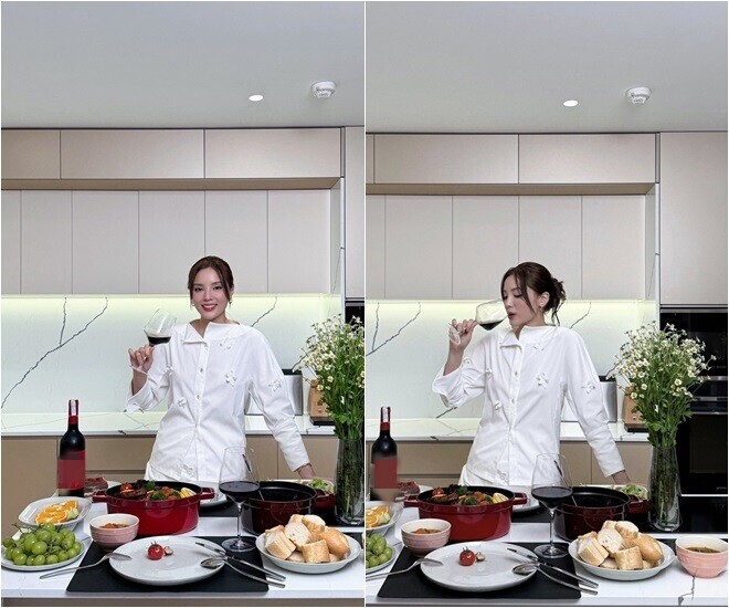 Hoa hậu Kỳ Duyên rạng rỡ bên thành quả của mình. Không gian bếp hiện đại cùng ly vang đỏ tạo nên không khí bữa tiệc tối ấm cúng.