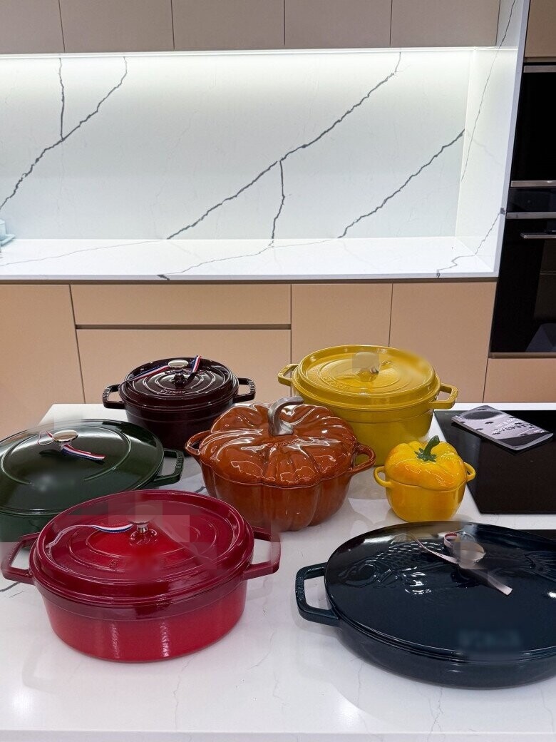 Tại Việt Nam, một chiếc nồi này thông thường có giá dao động từ 4 đến 8 triệu đồng/chiếc. Với số lượng mà Kỳ Duyên sở hữu, tổng giá trị bộ sưu tập này ước tính lên đến vài chục triệu đồng. 