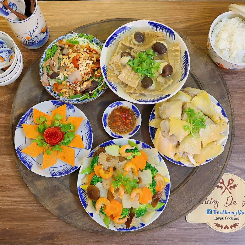 Mâm cơm tối hấp dẫn.