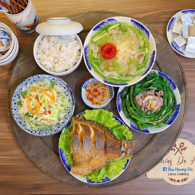 Mâm cơm giản dị mà ngon.