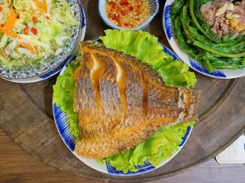Bữa cơm tối khoảng 120 nghìn đồng: Cá rán vàng giòn, canh đặc sản mà ngon rẻ - 3