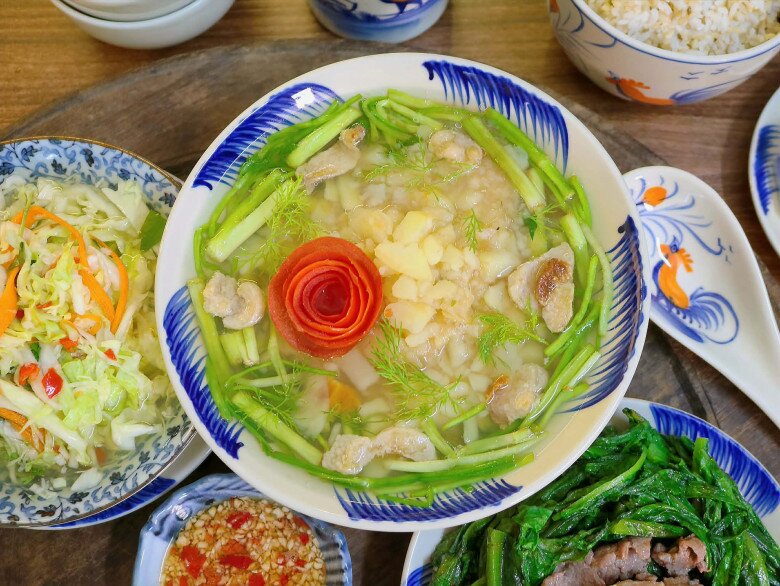 Bữa cơm tối khoảng 120 nghìn đồng: Cá rán vàng giòn, canh đặc sản mà ngon rẻ - 5