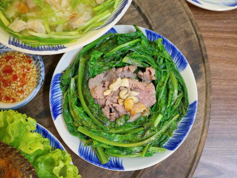 Bữa cơm tối khoảng 120 nghìn đồng: Cá rán vàng giòn, canh đặc sản mà ngon rẻ - 7