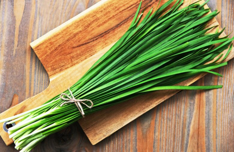 Loại lá mệnh danh là amp;#34;rau của thậnamp;#34;, đem xào kiểu này vừa ngon lại bổ, trôi cơm vô cùng - 1