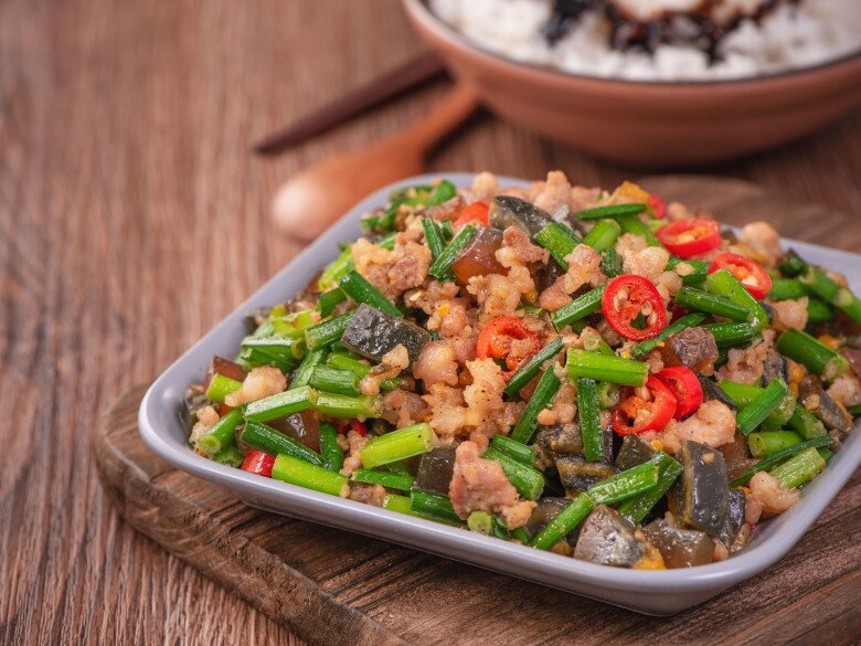 Loại lá mệnh danh là amp;#34;rau của thậnamp;#34;, đem xào kiểu này vừa ngon lại bổ, trôi cơm vô cùng - 2