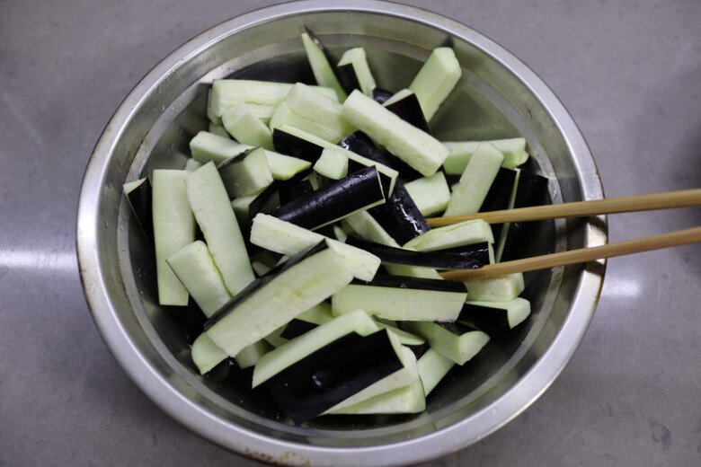 C&agrave; t&iacute;m tươi sau khi ướp giấm, sẵn s&agrave;ng chi&ecirc;n nhanh