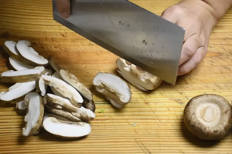 Loại rau mệnh danh là amp;#34;vua canxiamp;#34;, giúp xương chắc khỏe, tăng sức đề kháng đem xào với nấm được món ăn bổ dưỡng - 6